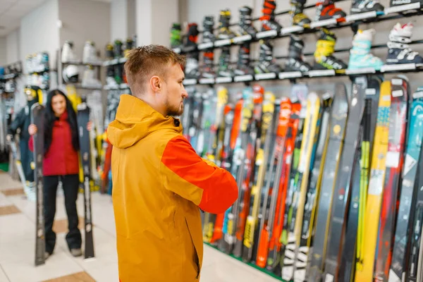 Homem Vitrine Escolhendo Downhill Ski Compras Loja Esportes Temporada Inverno — Fotografia de Stock