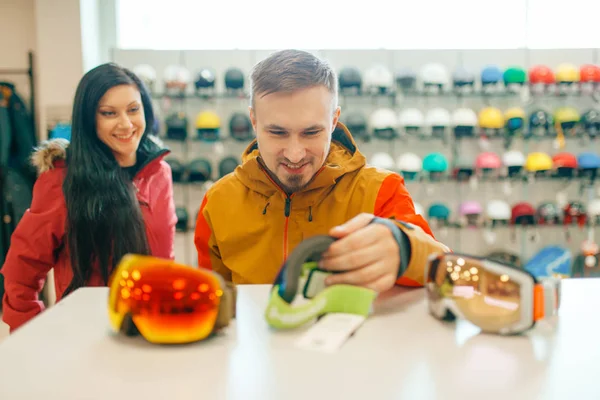 Paar Der Vitrine Wählen Maske Für Ski Oder Snowboard Einkaufen — Stockfoto