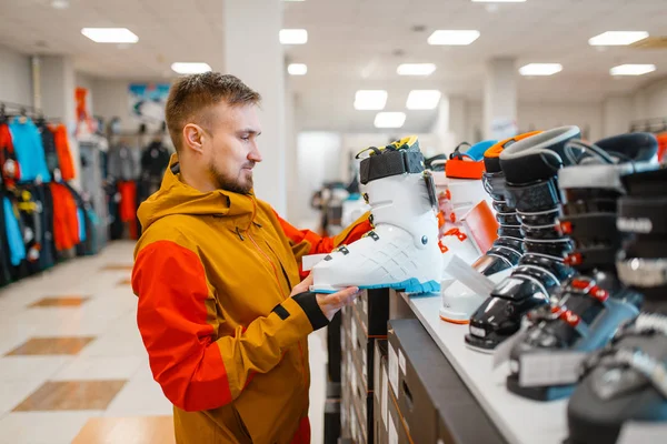 Man Showcase Väljer Skid Eller Snowboardstövlar Shopping Sportaffär Vintersäsong Extrem — Stockfoto