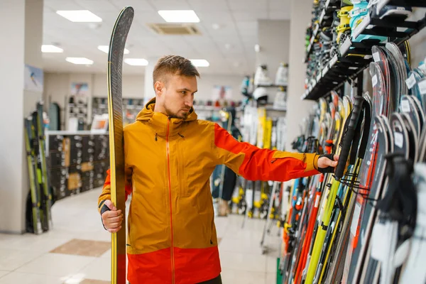 Homem Vitrine Escolhendo Downhill Ski Compras Loja Esportes Temporada Inverno — Fotografia de Stock