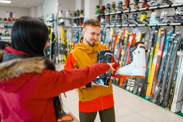 Casal Vitrine Escolhendo Botas Esqui Snowboard Compras Loja Esportes Temporada — Fotografia de Stock
