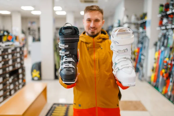 Mann Zeigt Weiße Und Schwarze Ski Oder Snowboardstiefel Sportgeschäft Wintersaison — Stockfoto