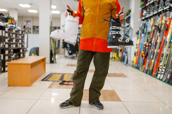 Homem Com Botas Esqui Branco Preto Snowboard Nas Mãos Loja — Fotografia de Stock