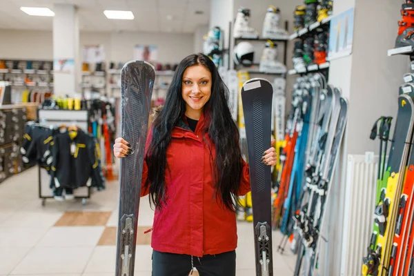 Mulher Showcase Segurando Downhill Ski Suas Mãos Vista Frontal Compras — Fotografia de Stock