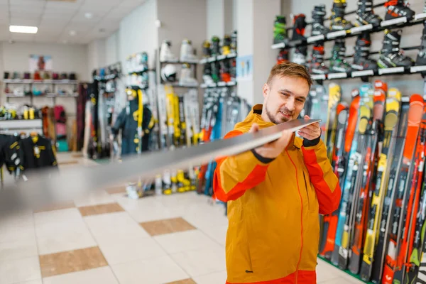 Homme Vitrine Vérifie Surface Ski Faire Shopping Dans Magasin Sport — Photo