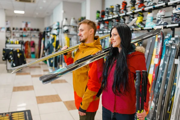 Paar Mit Skiern Der Hand Einkauf Sportgeschäft Wintersaison Extremer Lifestyle — Stockfoto