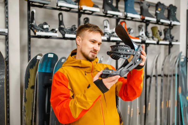 Mann Wählt Skischuhbefestigung Einkauf Sportgeschäft Wintersaison Extremer Lifestyle Geschäft Für — Stockfoto