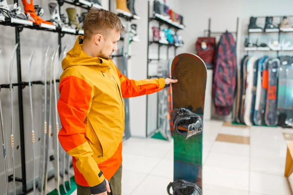 男人在展台选择滑雪板 在体育用品商店购物 冬季极端生活方式 活跃的休闲商店 客户购买滑雪设备 — 图库照片
