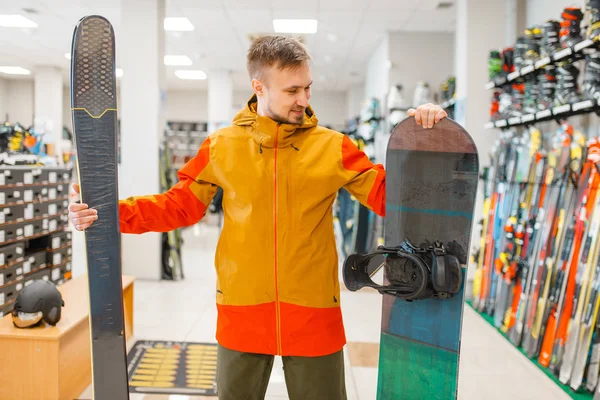 Homem Escolhendo Downhill Esqui Snowboard Compras Loja Esportes Temporada Inverno — Fotografia de Stock