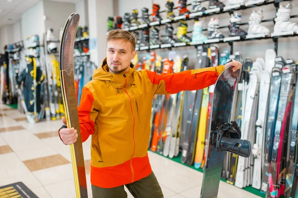 Homem Escolhendo Downhill Esqui Snowboard Compras Loja Esportes Temporada Inverno — Fotografia de Stock