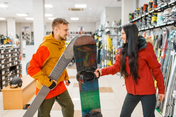 Paar Kauft Abfahrtsski Und Snowboard Kauft Sportgeschäft Ein Wintersaison Extremer — Stockfoto