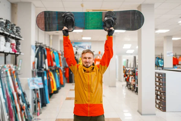 Homem Levantou Prancha Para Snowboard Fazendo Compras Loja Esportes Temporada — Fotografia de Stock