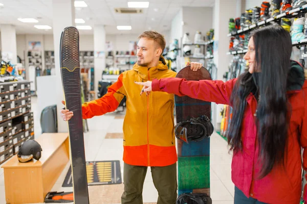 Casal Vitrine Escolhendo Downhill Esqui Snowboard Compras Loja Esportes Temporada — Fotografia de Stock