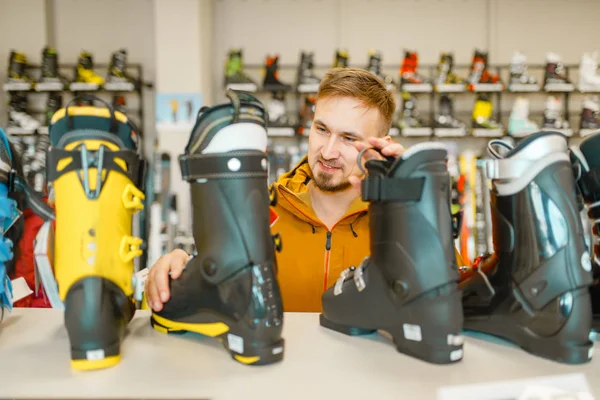 Мужчина Выставке Выбирает Лыжные Сноубордические Ботинки Делает Покупки Спортивном Магазине — стоковое фото