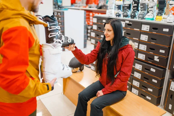 Kvinna Försöker Skidor Eller Snowboard Stövlar Shopping Sportaffär Vinter Säsong — Stockfoto