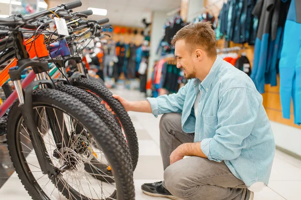 Man Checkar Cykel Däck Shopping Sportaffär Sommar Säsong Extrem Livsstil — Stockfoto