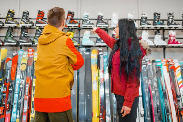 Пара Выставке Выбирает Лыжное Сноубордическое Снаряжение Шопинг Спортивном Магазине Зимний — стоковое фото
