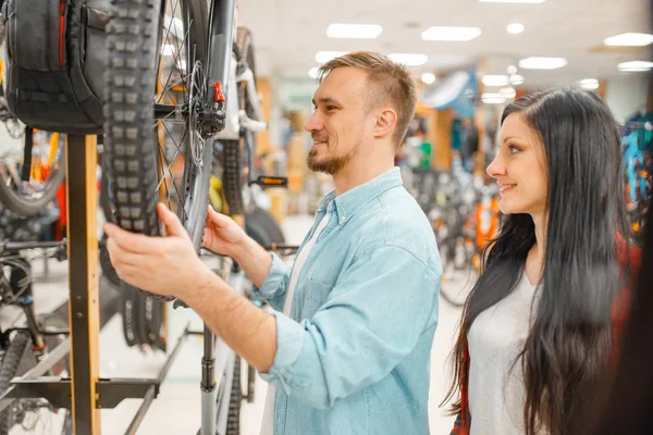 Adam Bisiklet Disk Molası Spor Dükkanında Alışveriş Kontrol Eder Yaz — Stok fotoğraf