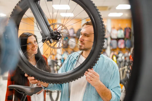 Mann Kontrolliert Fahrradscheiben Kauft Sportgeschäft Ein Sommersaison Extremer Lebensstil Aktiver — Stockfoto