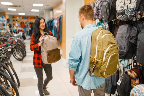 Paar Wählt Rucksäcke Für Reisen Einkaufen Sportgeschäft Sommersaison Extremer Lifestyle — Stockfoto