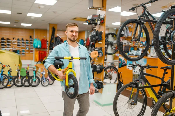 Junger Vater Mit Kinderfahrrad Einkauf Sportgeschäft Sommersaison Extremer Lifestyle Aktiver — Stockfoto