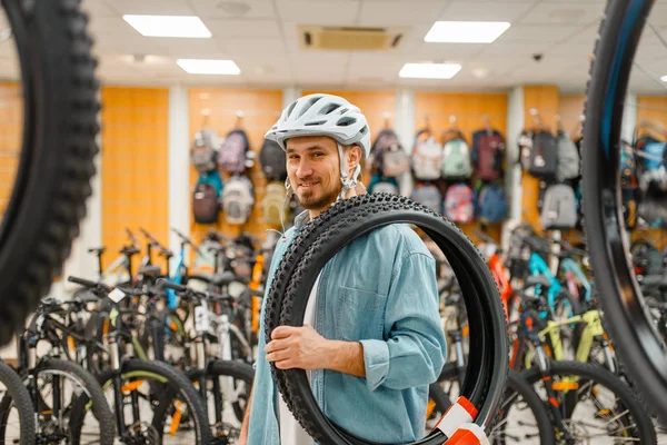 Ember Kerékpáros Sisak Tartja Kerékpár Gumik Vásárlás Sportüzletben Nyári Szezon — Stock Fotó