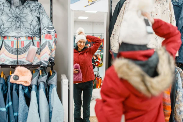 Vrouw Showcase Het Kiezen Van Skiën Snowboarden Apparatuur Winkelen Sportwinkel — Stockfoto