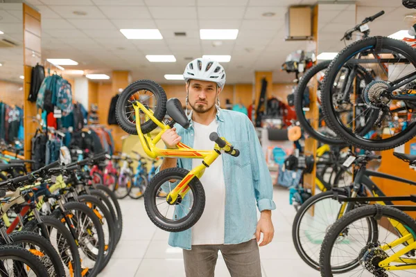 Homem Capacete Ciclismo Detém Bicicleta Infantil Compras Loja Esportes Temporada — Fotografia de Stock