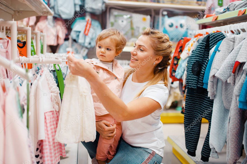 Madre Con Sua Bambina Che Sceglie Vestiti Nel Negozio Bambini