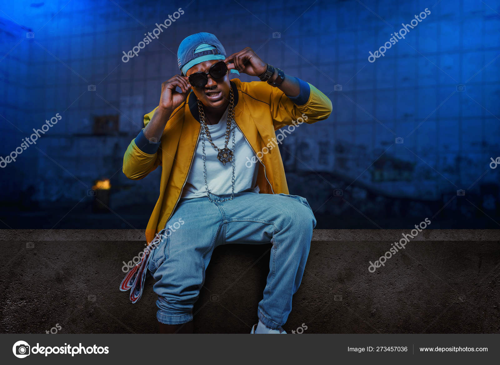 Negro Rapero Gorra Gafas Sol Posa Paso Subterráneo Cantante Grunge