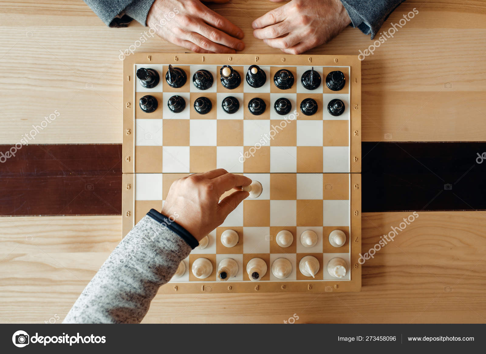 Vista superior de duas pessoas jogando xadrez