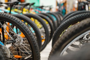 Spor dükkanında sıra sıra dağ bisikleti, tekerleklere odaklan, kimse. Yaz aktif eğlence, aşırı binicilik için bisiklet ile vitrin, bisiklet satış