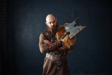 Geleneksel Nordic giysileri giymiş balta ile Viking. Eski savaşçı.