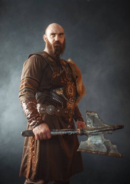 Baltalı kızgın viking, savaş ruhu, barbar imajı. Duman closeup antik savaşçı