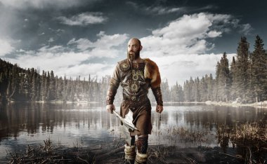Yakışıklı Viking elleri, gölde duran geleneksel Nordic giysilerini giymiş. Nehirde antik savaşçı, arka planda Kuzey ormanı