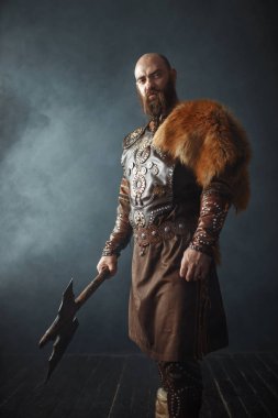 Balta ile Viking, dövüş ruhu, barbarca görüntü, yan görünüm. Karanlık arka planda duman antik savaşçı
