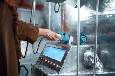 Uzay bilimcisi folyo duvarlar ile uzay aracı kontrol panelinde teller tutar. Yıldızlar arası seyahat için fantezi uzay gemisi, gelecek bilim ve teknoloji, evren keşfi