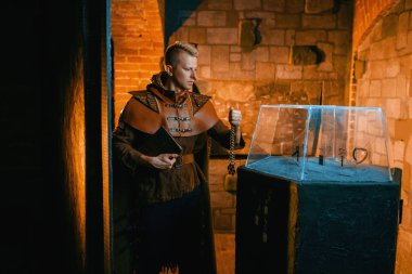 Eski bir gizem, tapınak zindanda bulmaca çözme cevabı üzerinde Traveler düşünme. Eski sırlar, fantezi labirent. Cam mağara modelinde adam