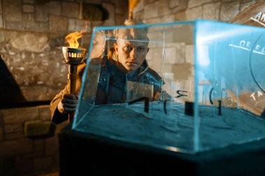 Cam bulmaca elinde meşale ile Antik gezgin, tapınak zindangizem çözme. Eski sırlar, fantastik macera. Taş mağaradaki adam