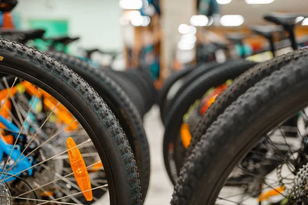 Ряди Гірських Велосипедів Спортивному Магазині Зосередьтеся Колесах Ніхто Літній Активний — стокове фото