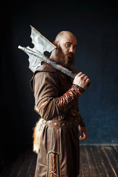 伝統的な北欧の服 野蛮なイメージに身を包んだ斧で怒っているバイキング 古代男性戦士 — ストック写真