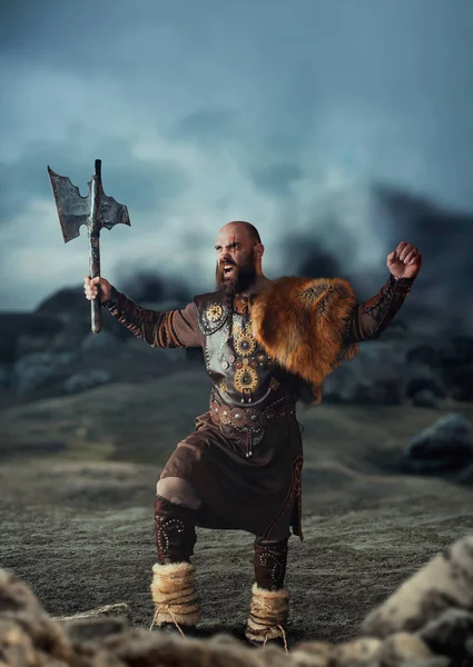 Viking Avec Hache Vêtu Vêtements Nordiques Traditionnels Debout Dans Les — Photo