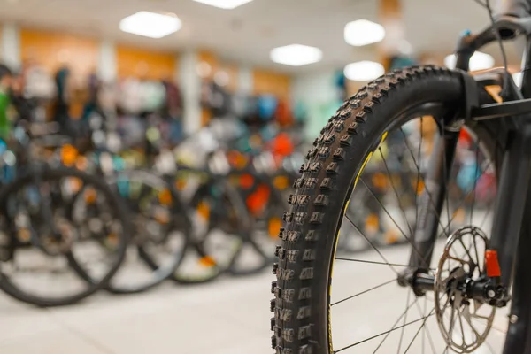 Гірський Велосипед Спортивному Магазині Зосередьтеся Передньому Колесі Ніхто Літній Активний — стокове фото