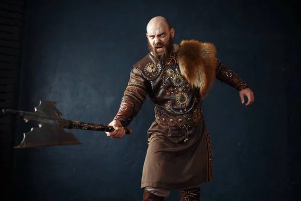 愤怒的维京用斧头穿着传统的北欧服装 野蛮的形象 古代战士 — 图库照片