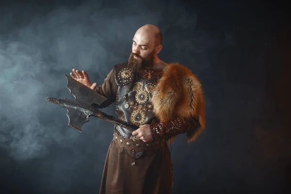 身着传统北欧服装的胡子维京接触了斧头刀 野蛮的形象 古代战士在黑暗的背景烟雾 — 图库照片