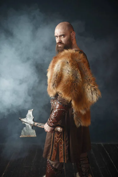 Dühös Viking Fejsze Harcszellem Barbár Kép Ókori Harcos Füst — Stock Fotó