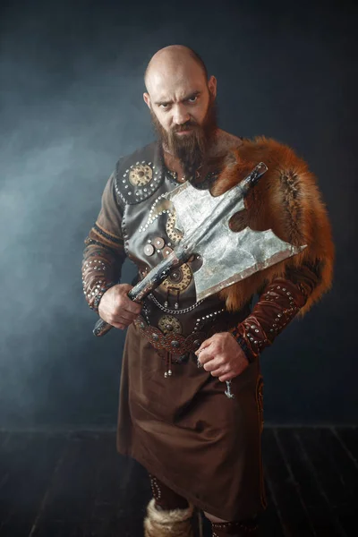 Szakállas Viking Fejszével Belép Csata Barbár Képet Ókori Harcos Füst — Stock Fotó