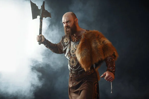 胡子维京用斧头进入战斗 野蛮的形象 古代战士在黑暗的背景烟雾 — 图库照片