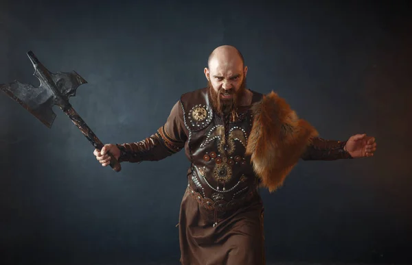 斧でひげを生やしたバイキングは 野蛮なイメージに入ります 煙の中の古代の戦士 — ストック写真