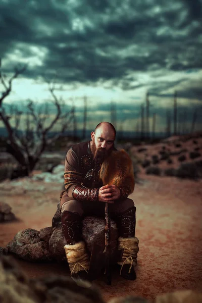 Viking Avec Hache Vêtue Vêtements Nordiques Traditionnels Assis Sur Pierre — Photo